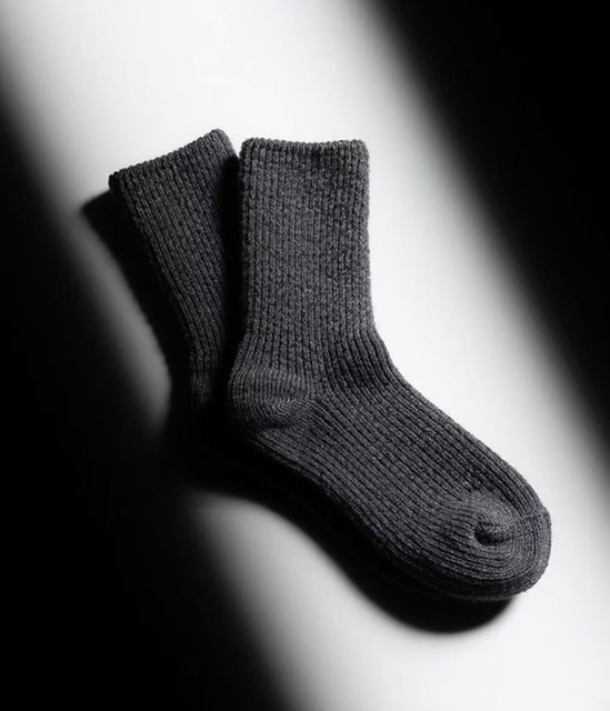 Miesten sukka tasaiseen sukkaneulekoneeseen