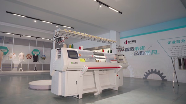 Kieno kompiuterinė plokščia mezgimo mašina gamina megztus sijonus?